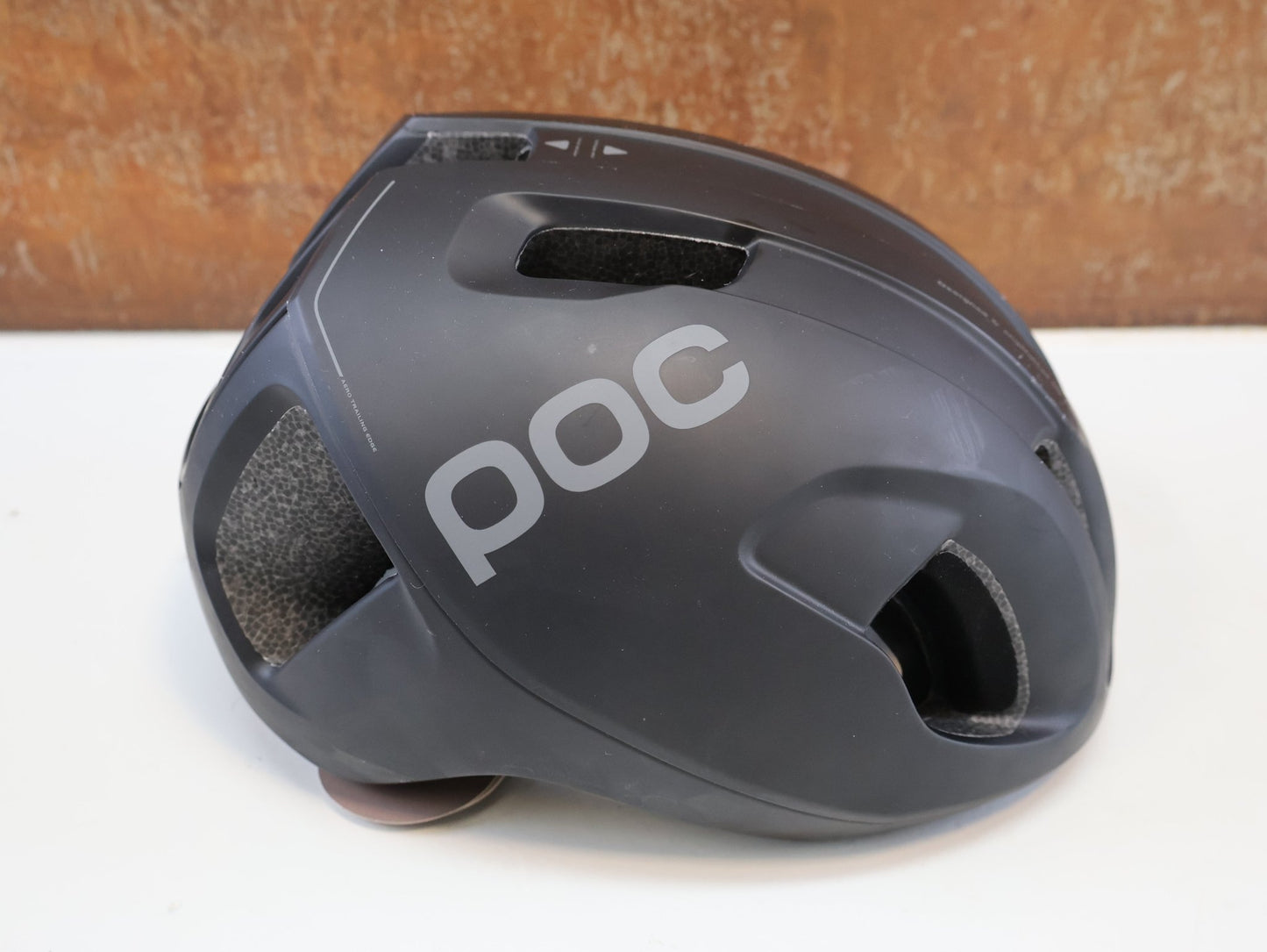 Helme von Poc, POC VENTRAL MIPS HELM / RENNRADHELM / GR. M / URANIUM BLACK MATT vor USEDBIKES-OB.DE Hintergrund