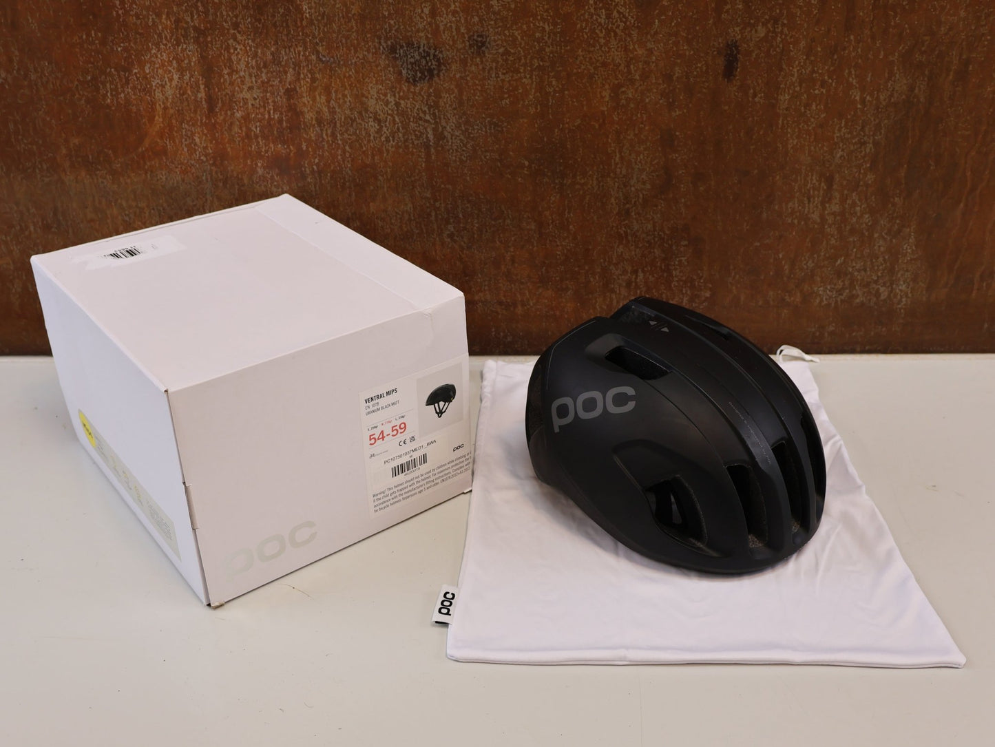 Helme von Poc, POC VENTRAL MIPS HELM / RENNRADHELM / GR. M / URANIUM BLACK MATT vor USEDBIKES-OB.DE Hintergrund