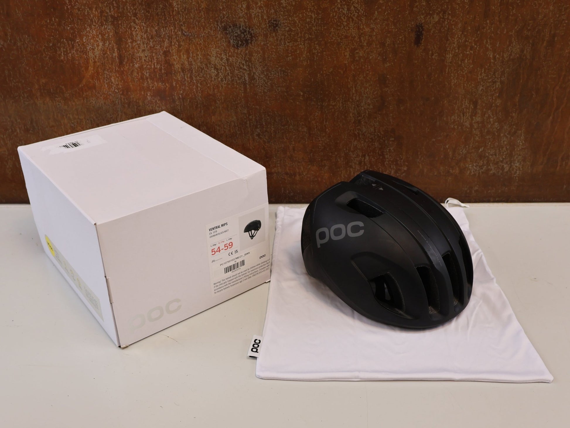 Helme von Poc, POC VENTRAL MIPS HELM / RENNRADHELM / GR. M / URANIUM BLACK MATT vor USEDBIKES-OB.DE Hintergrund