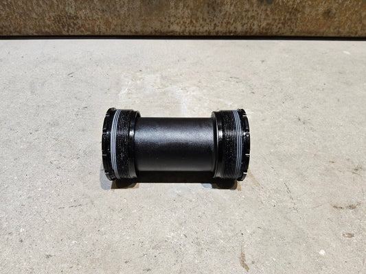 Innenlager von Trek, PRAXIS INNENLAGER SHIMANO INBOARD T47 / 85.5MM vor USEDBIKES - OB.DE Hintergrund
