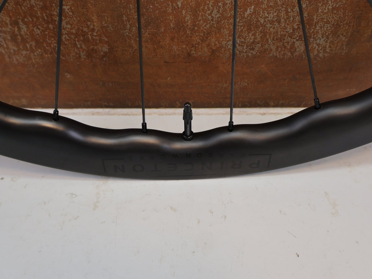 Laufrad/Laufradsatz von Princeton, PRINCETON GRIT 4540 LAUFRADSATZ 700C WHITE INDUSTRIES XDR vor USEDBIKES-OB.DE Hintergrund
