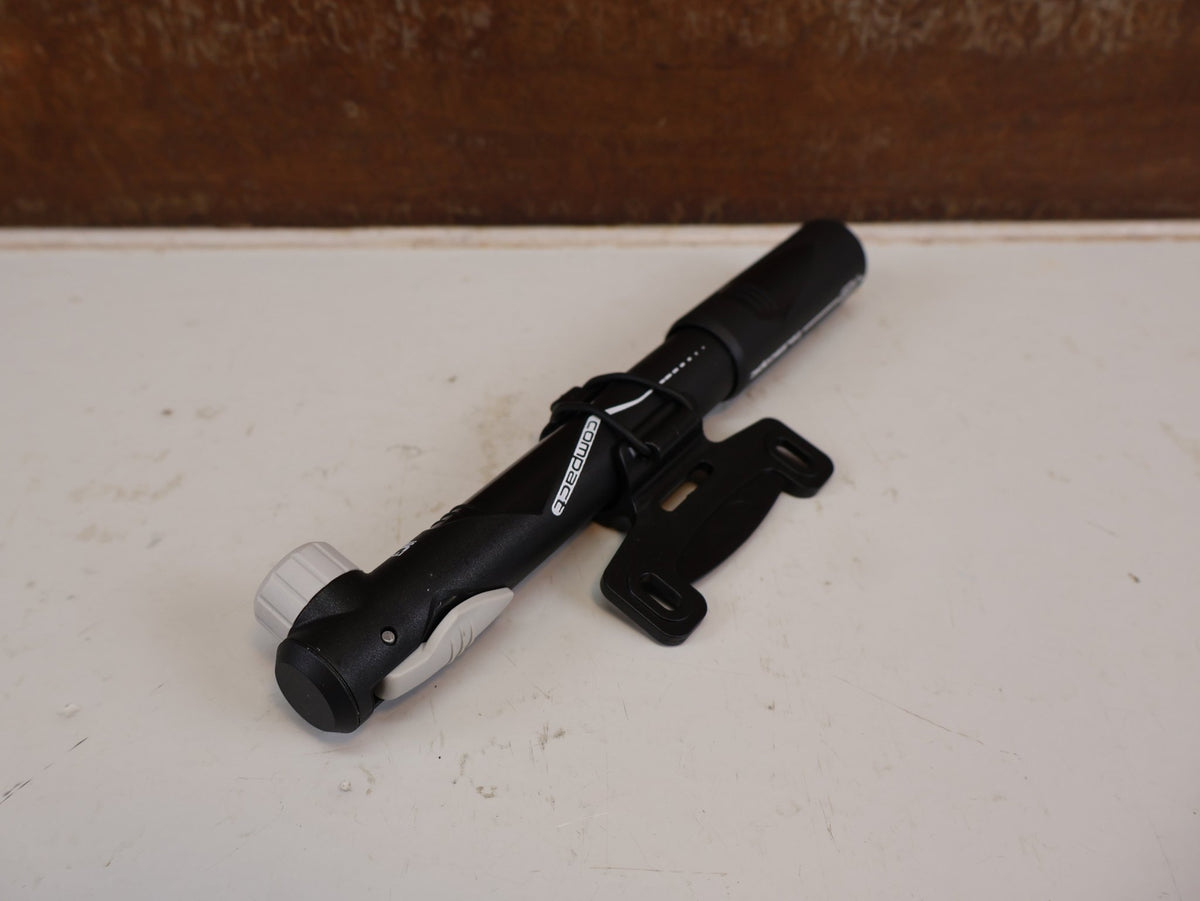 Luftpumpen & Werkzeug von Pro, PRO COMPACT TELESKOP MINIPUMPE 22,5CM 8 BAR SCHWARZ 99G vor USEDBIKES-OB.DE Hintergrund