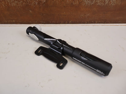 Luftpumpen & Werkzeug von Pro, PRO COMPACT TELESKOP MINIPUMPE 22,5CM 8 BAR SCHWARZ 99G vor USEDBIKES-OB.DE Hintergrund