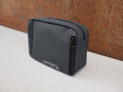 Taschen & Rucksäcke von Pro, PRO DISCOVER LENKERTASCHE KLEIN 2,5 L WASSERDICHT GRAU-SCHWARZ vor USEDBIKES-OB.DE Hintergrund