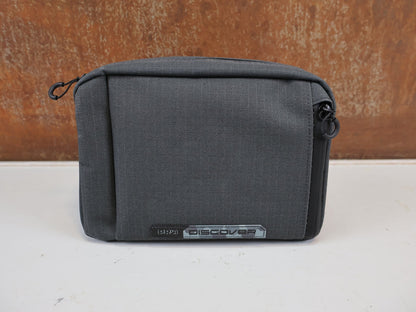 Taschen & Rucksäcke von Pro, PRO DISCOVER LENKERTASCHE KLEIN 2,5 L WASSERDICHT GRAU-SCHWARZ vor USEDBIKES-OB.DE Hintergrund