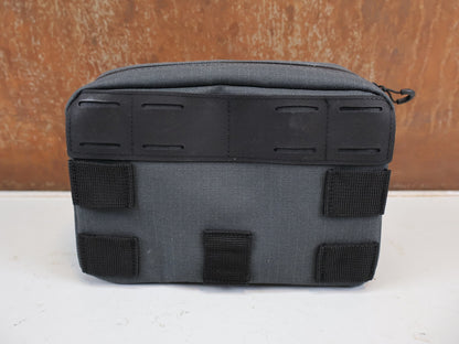 Taschen & Rucksäcke von Pro, PRO DISCOVER LENKERTASCHE KLEIN 2,5 L WASSERDICHT GRAU-SCHWARZ vor USEDBIKES-OB.DE Hintergrund