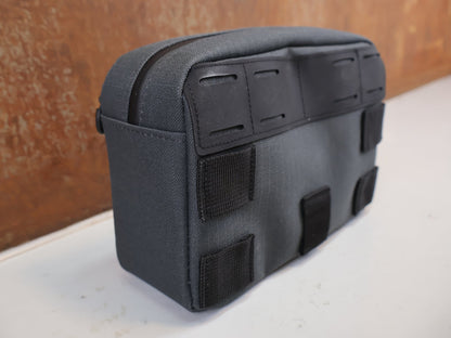 Taschen & Rucksäcke von Pro, PRO DISCOVER LENKERTASCHE KLEIN 2,5 L WASSERDICHT GRAU-SCHWARZ vor USEDBIKES-OB.DE Hintergrund