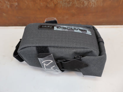 Taschen & Rucksäcke von Pro, PRO DISCOVER SATTELTASCHE KLEIN 0,6 L WASSERDICHT GRAU-SCHWARZ vor USEDBIKES-OB.DE Hintergrund