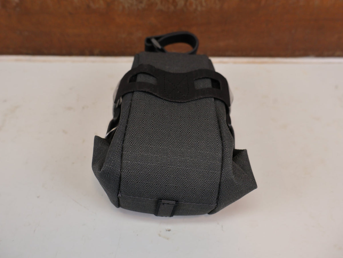 Taschen & Rucksäcke von Pro, PRO DISCOVER SATTELTASCHE KLEIN 0,6 L WASSERDICHT GRAU-SCHWARZ vor USEDBIKES-OB.DE Hintergrund