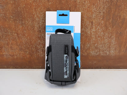 Taschen & Rucksäcke von Pro, PRO DISCOVER SATTELTASCHE KLEIN 0,6 L WASSERDICHT GRAU-SCHWARZ vor USEDBIKES-OB.DE Hintergrund