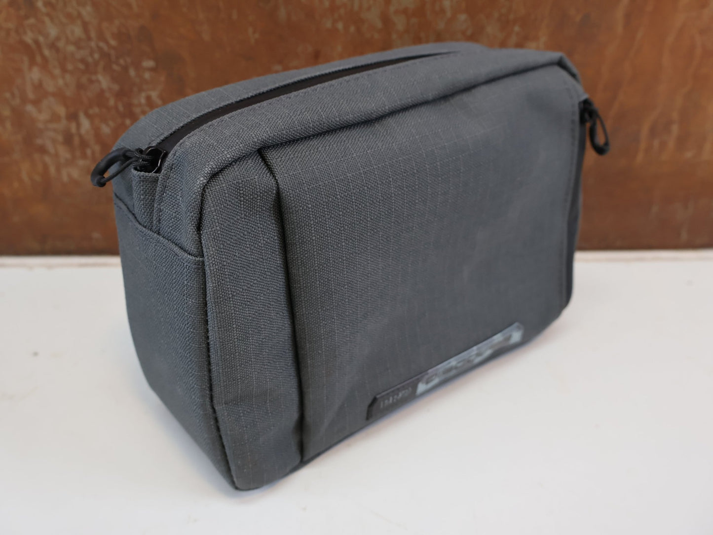 Taschen & Rucksäcke von PRO, PRO DISCOVER SMALL / LENKERTASCHE / 2.5 LITER / GRAU vor USEDBIKES-OB.DE Hintergrund