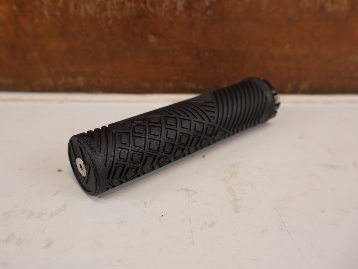 Griffe und Lenkerbänder von Pro, PRO DUAL LOCK SPORT LENKERGRIFFE SCHWARZ 30X130MM MTB vor USEDBIKES-OB.DE Hintergrund
