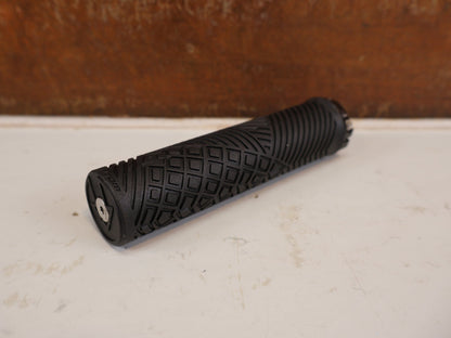 Griffe und Lenkerbänder von Pro, PRO DUAL LOCK SPORT LENKERGRIFFE SCHWARZ 30X130MM MTB vor USEDBIKES-OB.DE Hintergrund