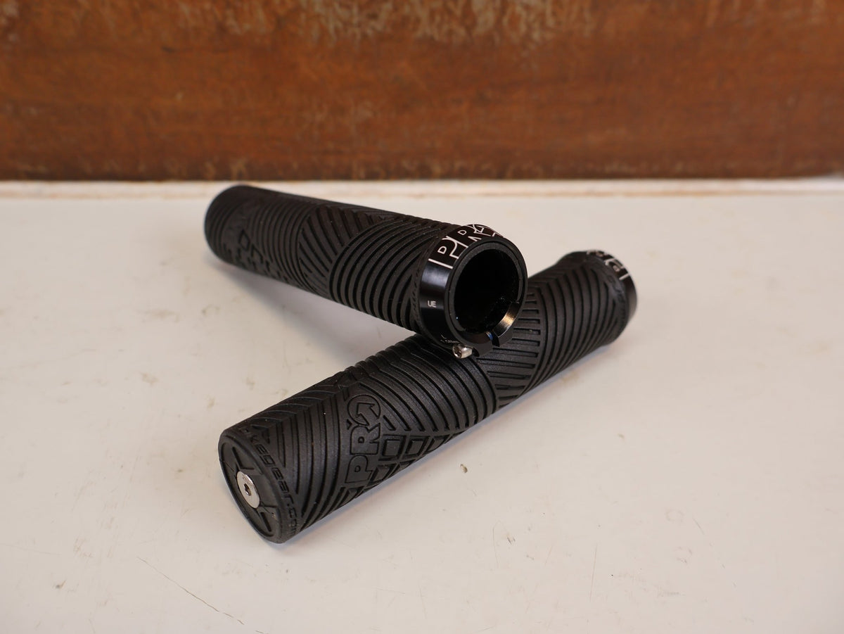 Griffe und Lenkerbänder von Pro, PRO DUAL LOCK SPORT LENKERGRIFFE SCHWARZ 30X130MM MTB vor USEDBIKES-OB.DE Hintergrund