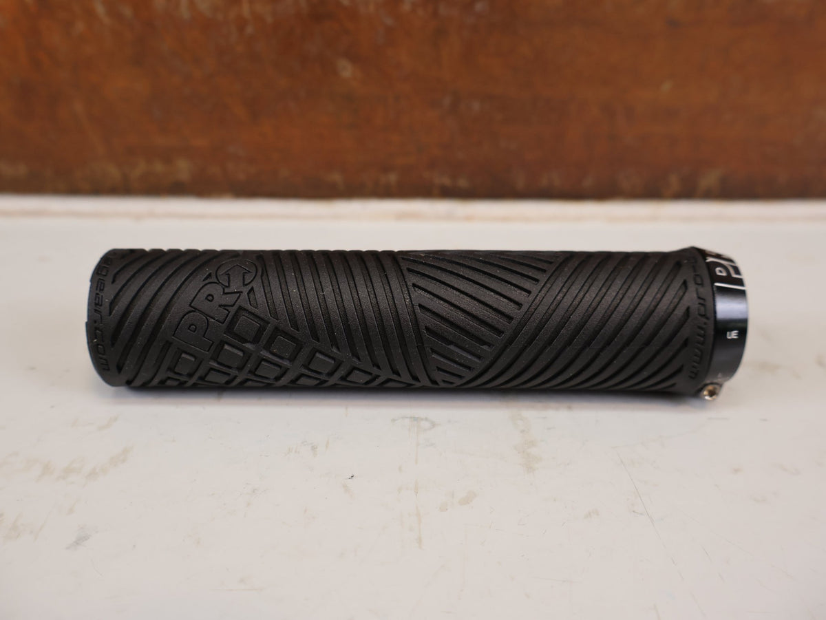 Griffe und Lenkerbänder von Pro, PRO DUAL LOCK SPORT LENKERGRIFFE SCHWARZ 30X130MM MTB vor USEDBIKES-OB.DE Hintergrund