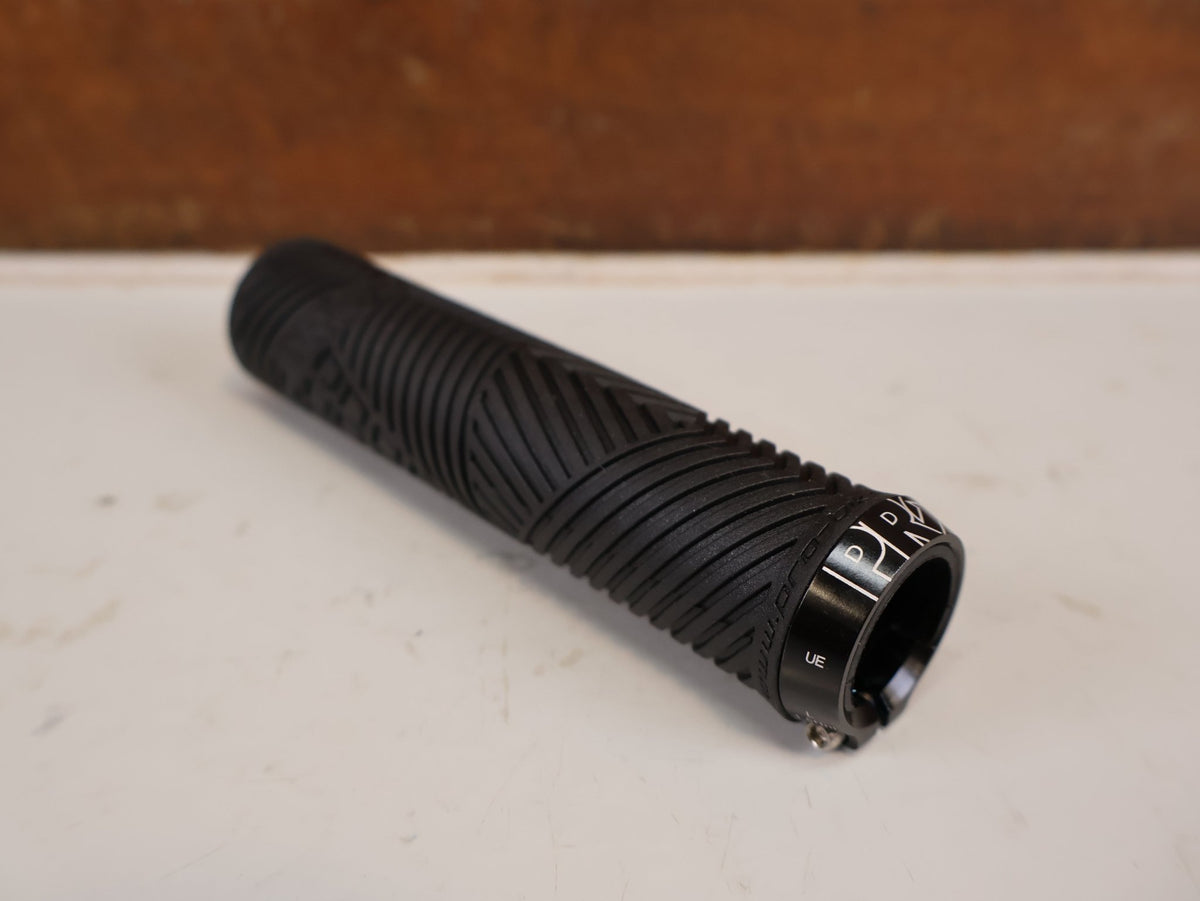 Griffe und Lenkerbänder von Pro, PRO DUAL LOCK SPORT LENKERGRIFFE SCHWARZ 30X130MM MTB vor USEDBIKES-OB.DE Hintergrund