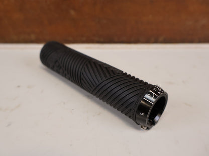 Griffe und Lenkerbänder von Pro, PRO DUAL LOCK SPORT LENKERGRIFFE SCHWARZ 30X130MM MTB vor USEDBIKES-OB.DE Hintergrund
