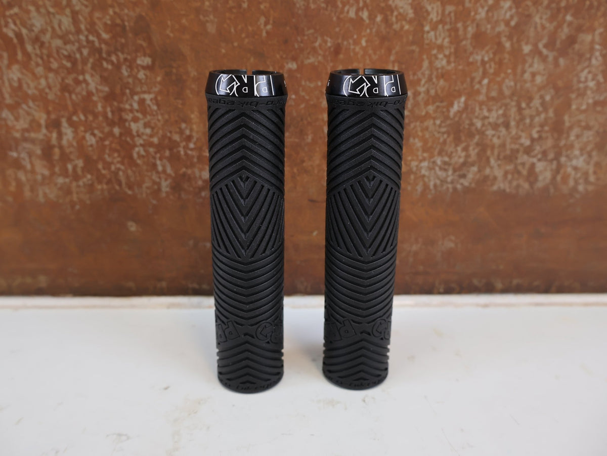 Griffe und Lenkerbänder von Pro, PRO DUAL LOCK SPORT LENKERGRIFFE SCHWARZ 30X130MM MTB vor USEDBIKES-OB.DE Hintergrund