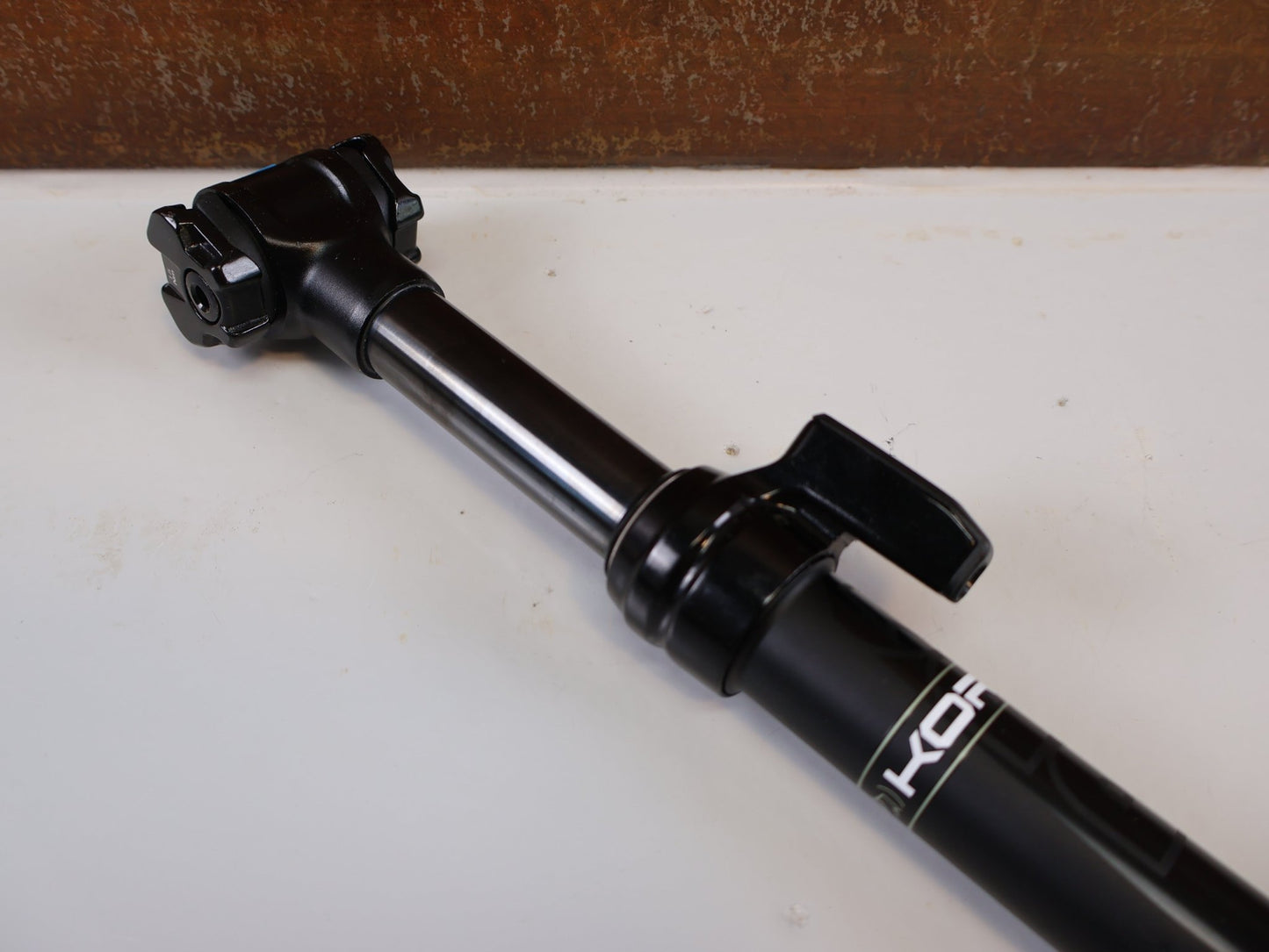 Sattelstütze von PRO, PRO KORYAK TELESKOP - SATTELSTÜTZE / 27.2MM / 70MM HUB / EXTERN vor USEDBIKES - OB.DE Hintergrund