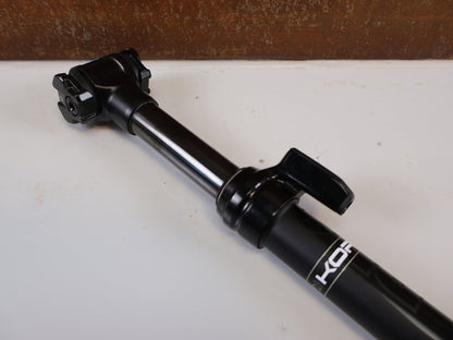 Sattelstütze von PRO, PRO KORYAK TELESKOP - SATTELSTÜTZE / 27.2MM / 70MM HUB / EXTERN vor USEDBIKES - OB.DE Hintergrund