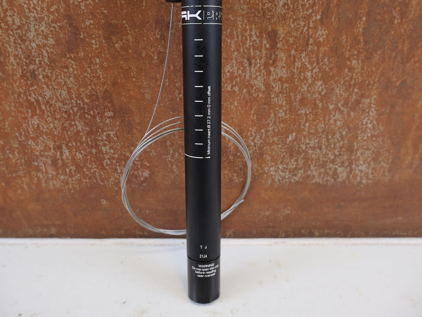 Sattelstütze von PRO, PRO KORYAK TELESKOP SATTELSTUETZE 27.2MM 70MM HUB vor USEDBIKES-OB.DE Hintergrund