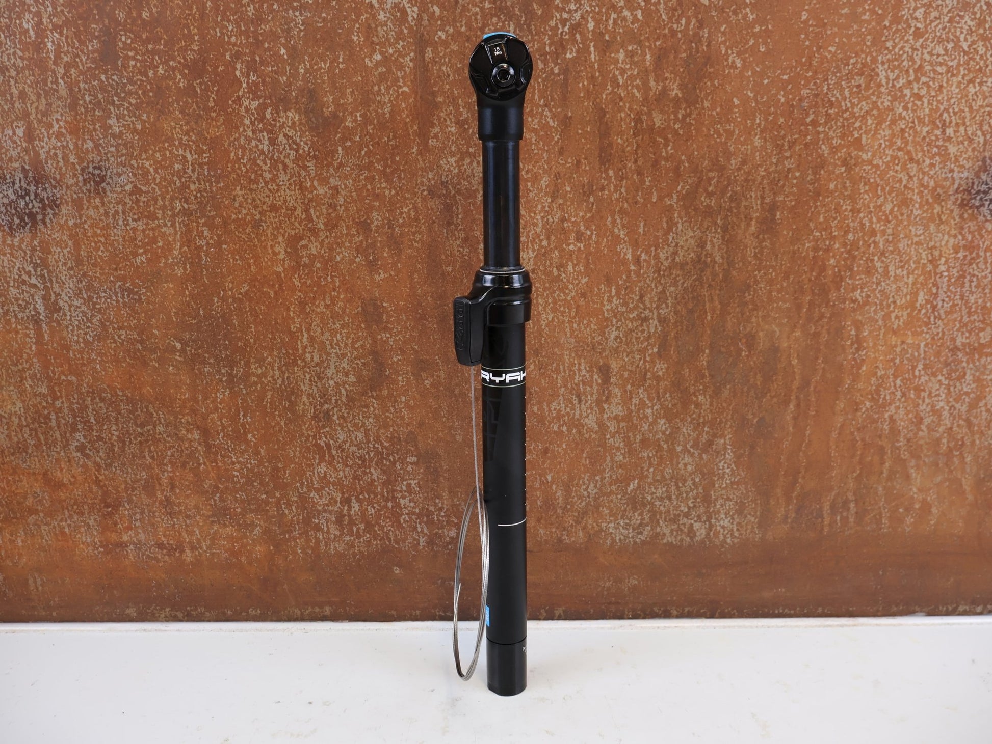 Sattelstütze von PRO, PRO KORYAK TELESKOP SATTELSTUETZE 27.2MM 70MM HUB vor USEDBIKES-OB.DE Hintergrund
