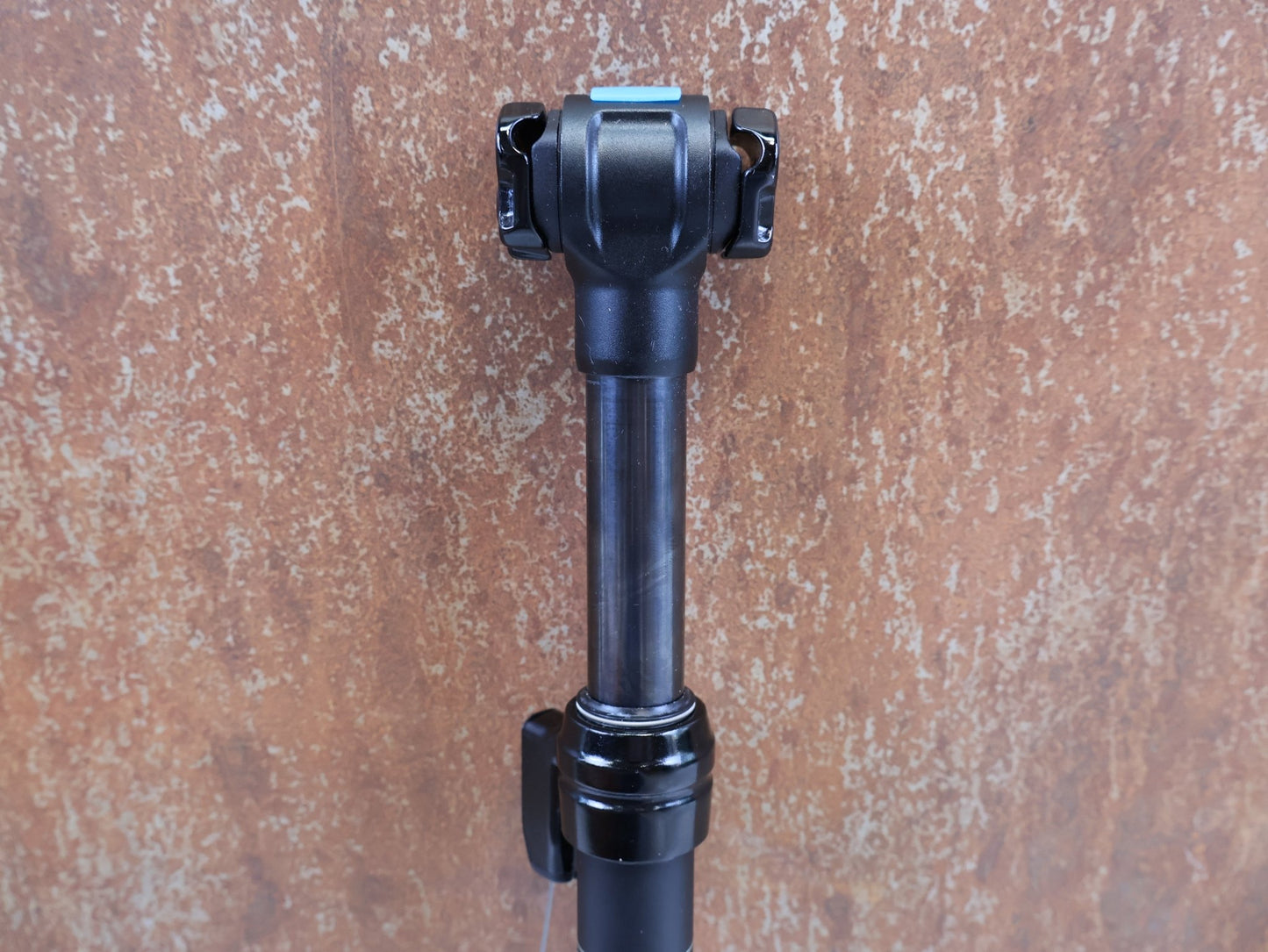 Sattelstütze von PRO, PRO KORYAK TELESKOP SATTELSTUETZE 27.2MM 70MM HUB vor USEDBIKES-OB.DE Hintergrund