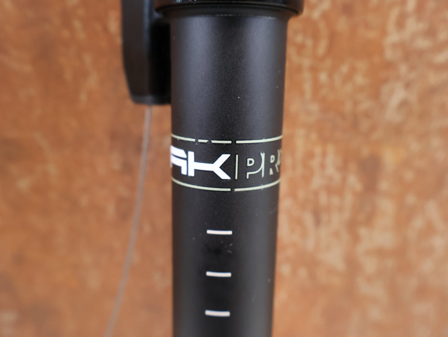Sattelstütze von PRO, PRO KORYAK TELESKOP SATTELSTUETZE 27.2MM 70MM HUB vor USEDBIKES-OB.DE Hintergrund