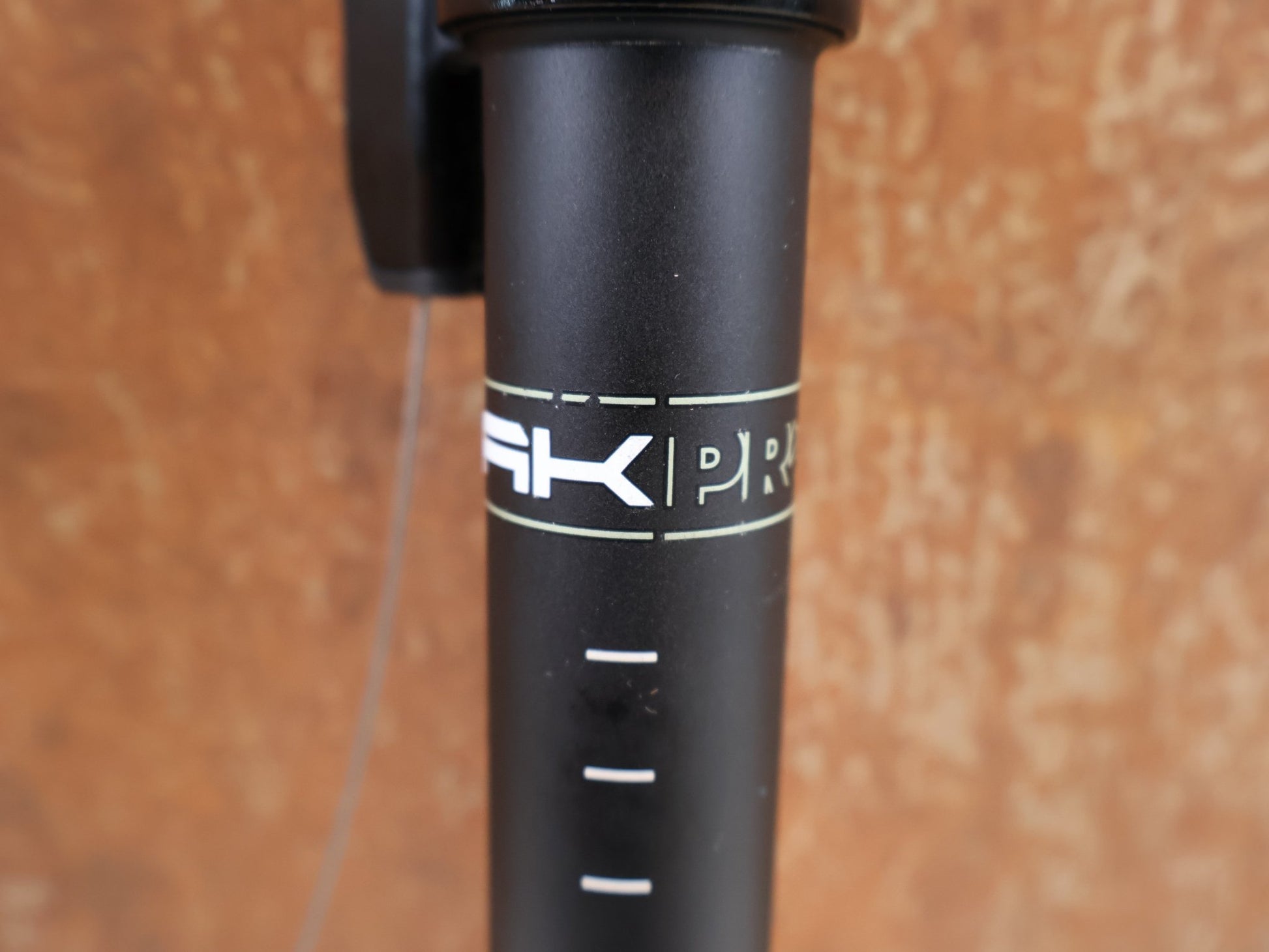 Sattelstütze von PRO, PRO KORYAK TELESKOP SATTELSTUETZE 27.2MM 70MM HUB vor USEDBIKES-OB.DE Hintergrund