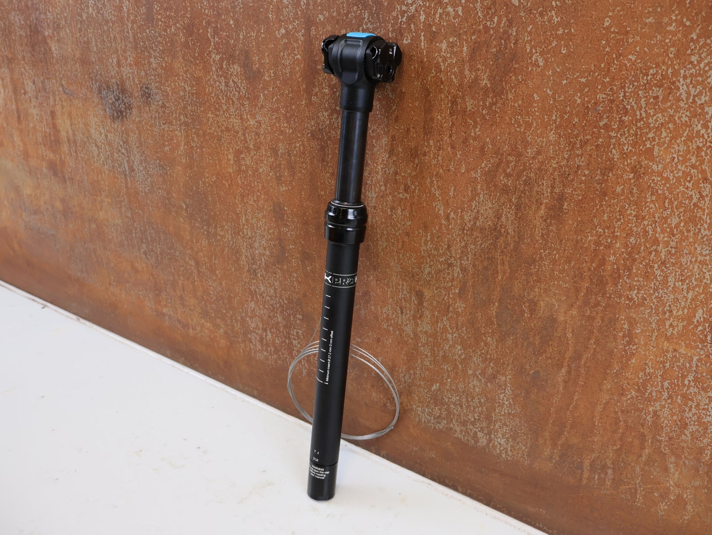 Sattelstütze von PRO, PRO KORYAK TELESKOP SATTELSTUETZE 27.2MM 70MM HUB vor USEDBIKES-OB.DE Hintergrund