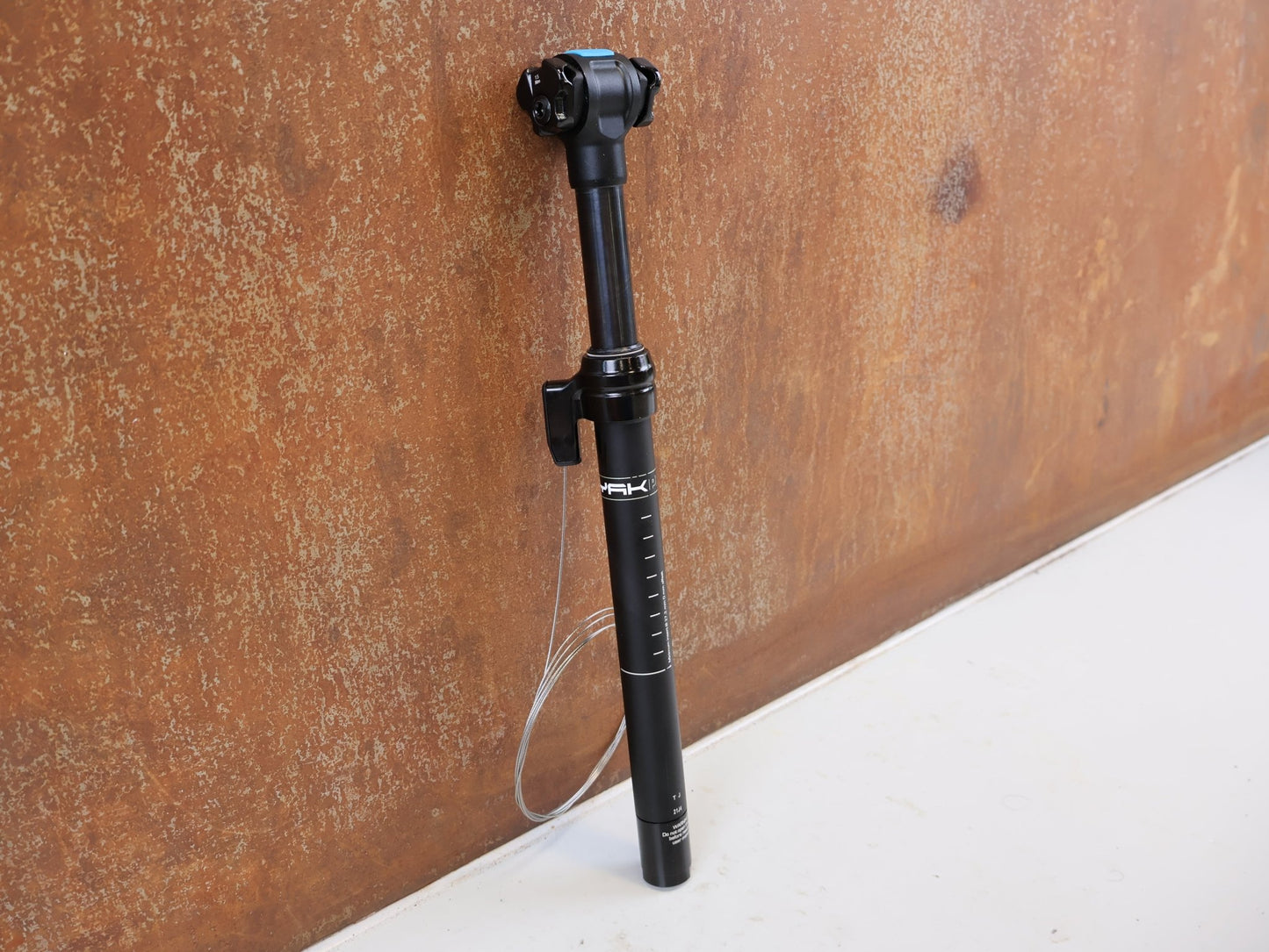 Sattelstütze von PRO, PRO KORYAK TELESKOP SATTELSTUETZE 27.2MM 70MM HUB vor USEDBIKES-OB.DE Hintergrund