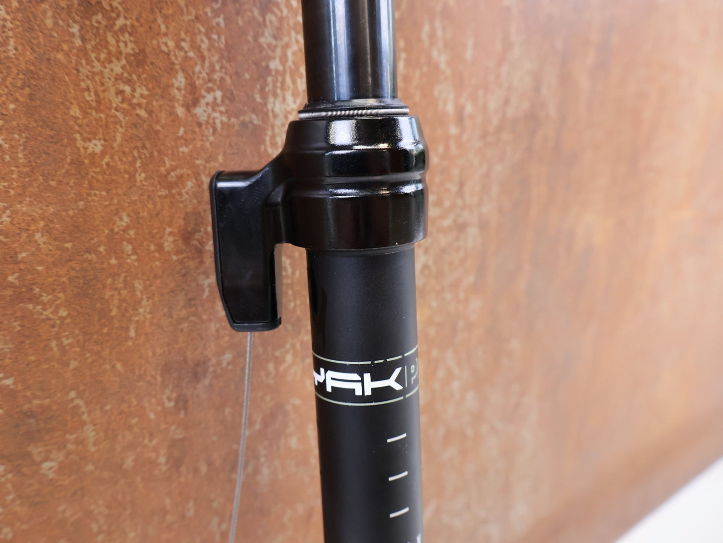 Sattelstütze von PRO, PRO KORYAK TELESKOP SATTELSTUETZE 27.2MM 70MM HUB vor USEDBIKES-OB.DE Hintergrund