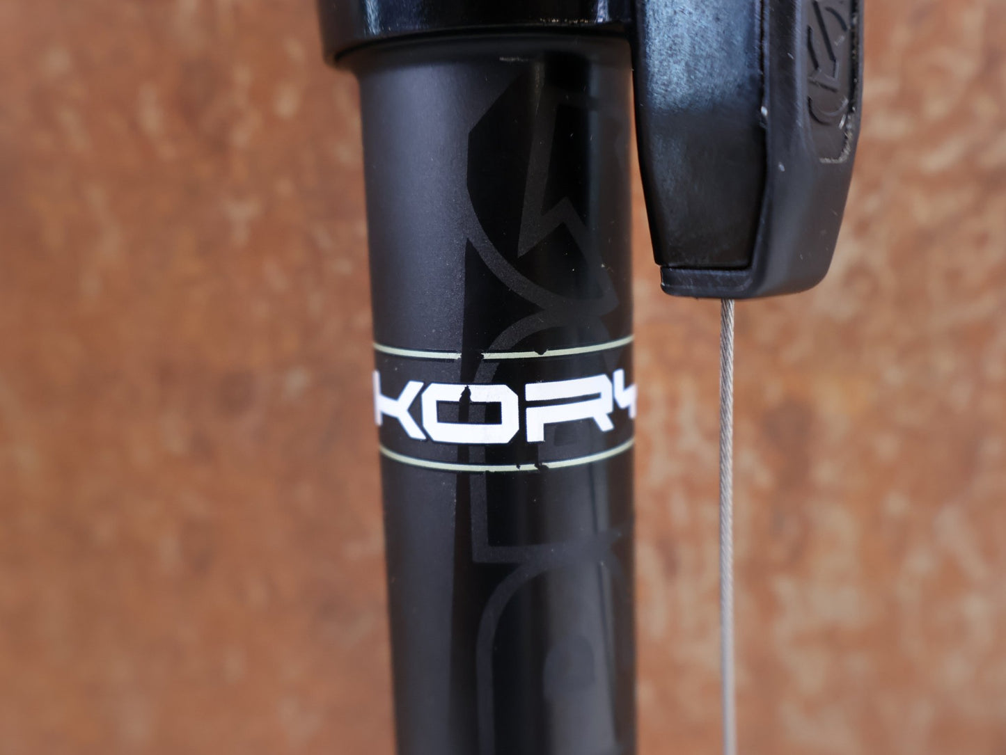Sattelstütze von PRO, PRO KORYAK TELESKOP SATTELSTUETZE 27.2MM 70MM HUB vor USEDBIKES-OB.DE Hintergrund