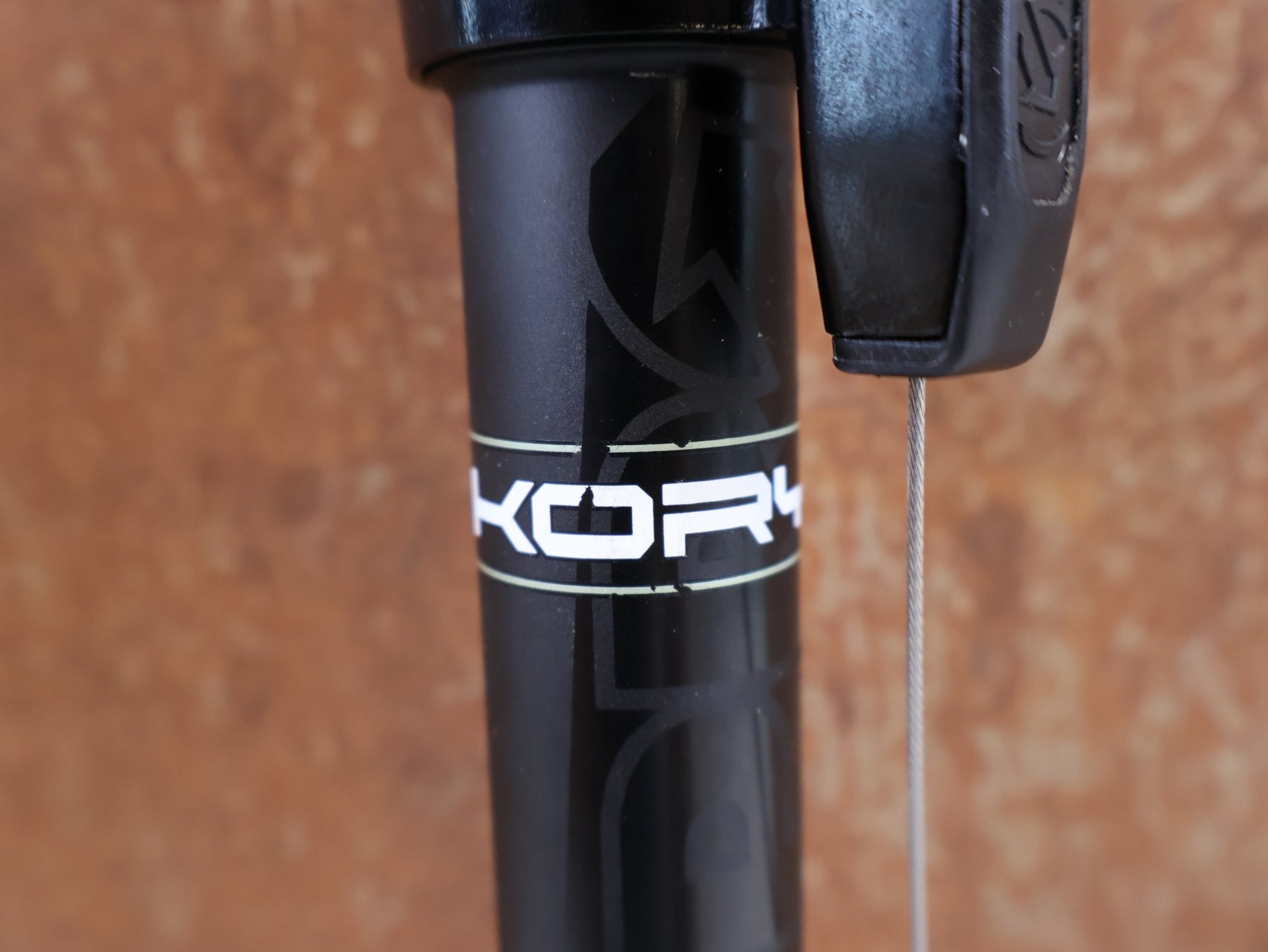 Sattelstütze von PRO, PRO KORYAK TELESKOP SATTELSTUETZE 27.2MM 70MM HUB vor USEDBIKES-OB.DE Hintergrund