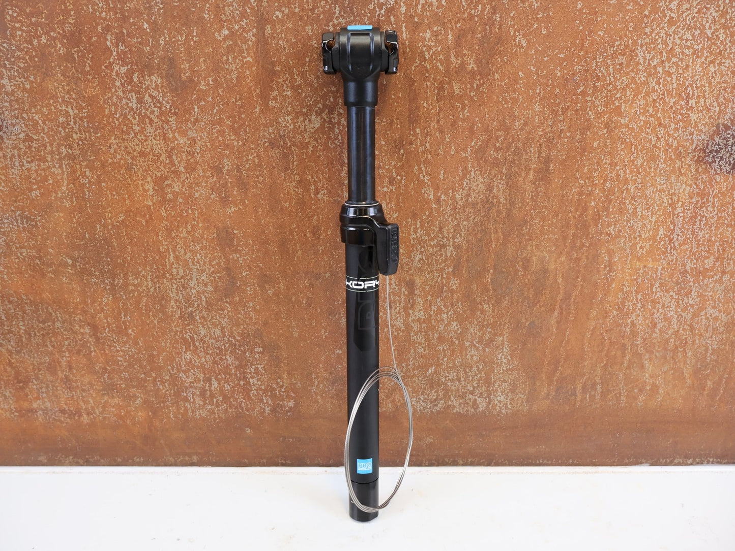 Sattelstütze von PRO, PRO KORYAK TELESKOP SATTELSTUETZE 27.2MM 70MM HUB vor USEDBIKES-OB.DE Hintergrund