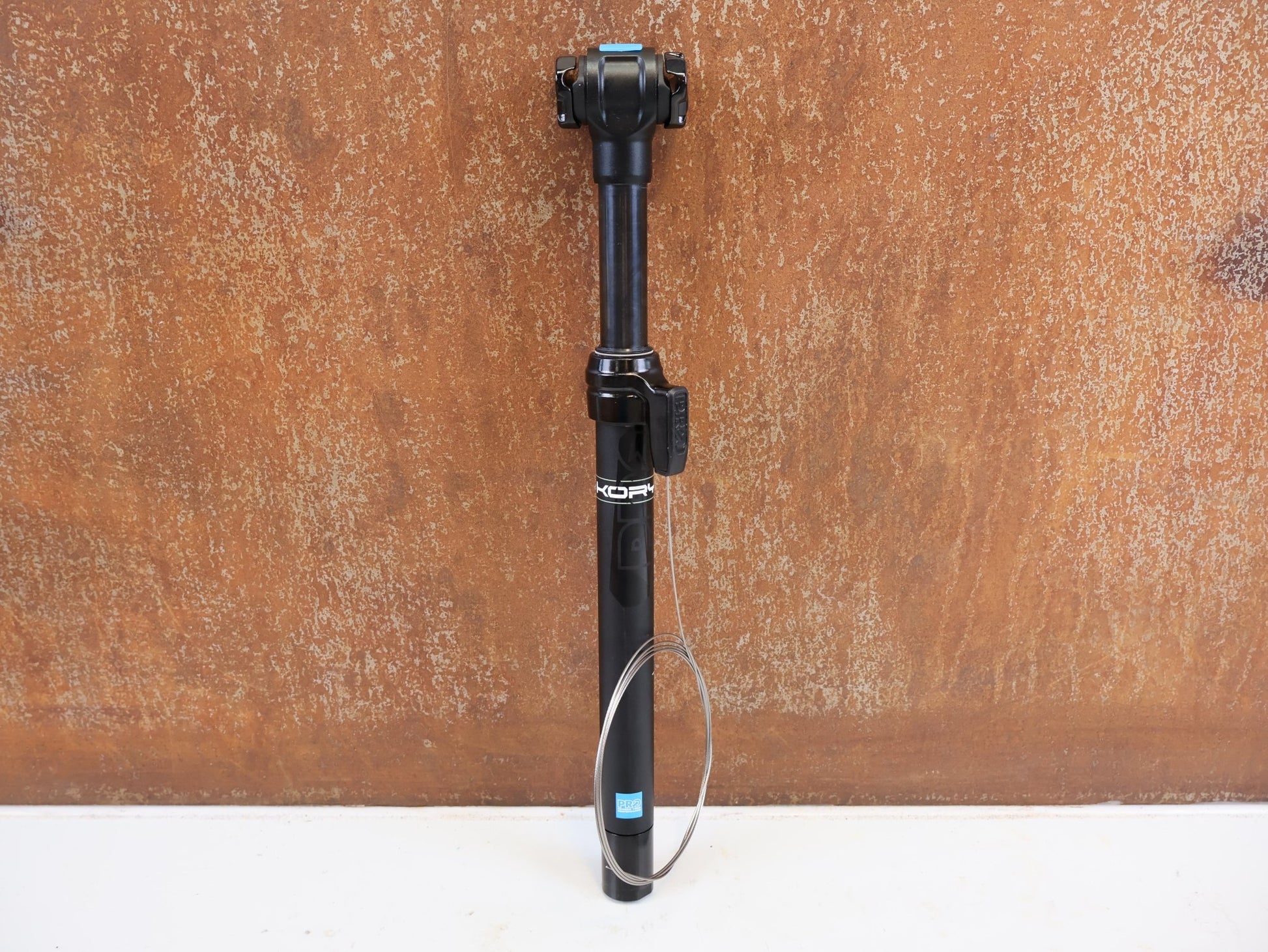 Sattelstütze von PRO, PRO KORYAK TELESKOP SATTELSTUETZE 27.2MM 70MM HUB vor USEDBIKES-OB.DE Hintergrund