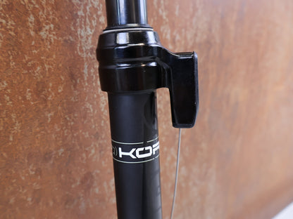 Sattelstütze von PRO, PRO KORYAK TELESKOP SATTELSTUETZE 27.2MM 70MM HUB vor USEDBIKES-OB.DE Hintergrund