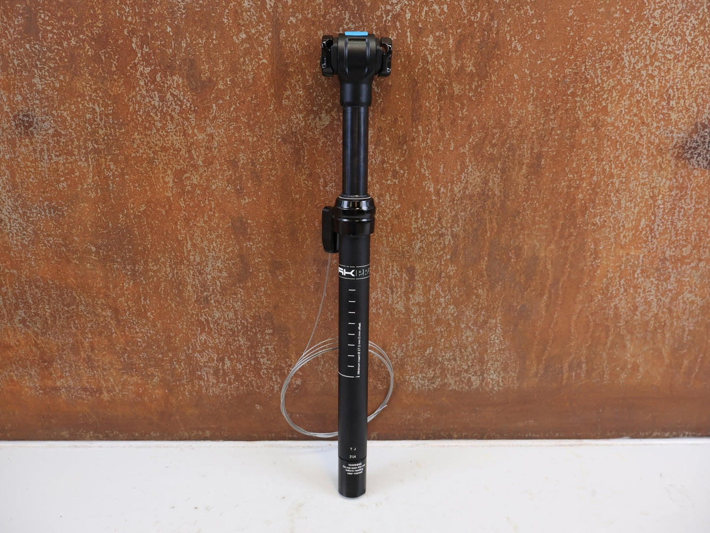 Sattelstütze von PRO, PRO KORYAK TELESKOP SATTELSTUETZE 27.2MM 70MM HUB vor USEDBIKES-OB.DE Hintergrund