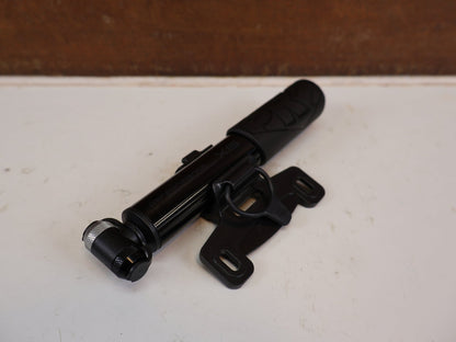 Luftpumpen & Werkzeug von Pro, PRO PERFORMANCE XS MINIPUMPE TELESKOP 16CM 8 BAR SCHWARZ 99G vor USEDBIKES-OB.DE Hintergrund