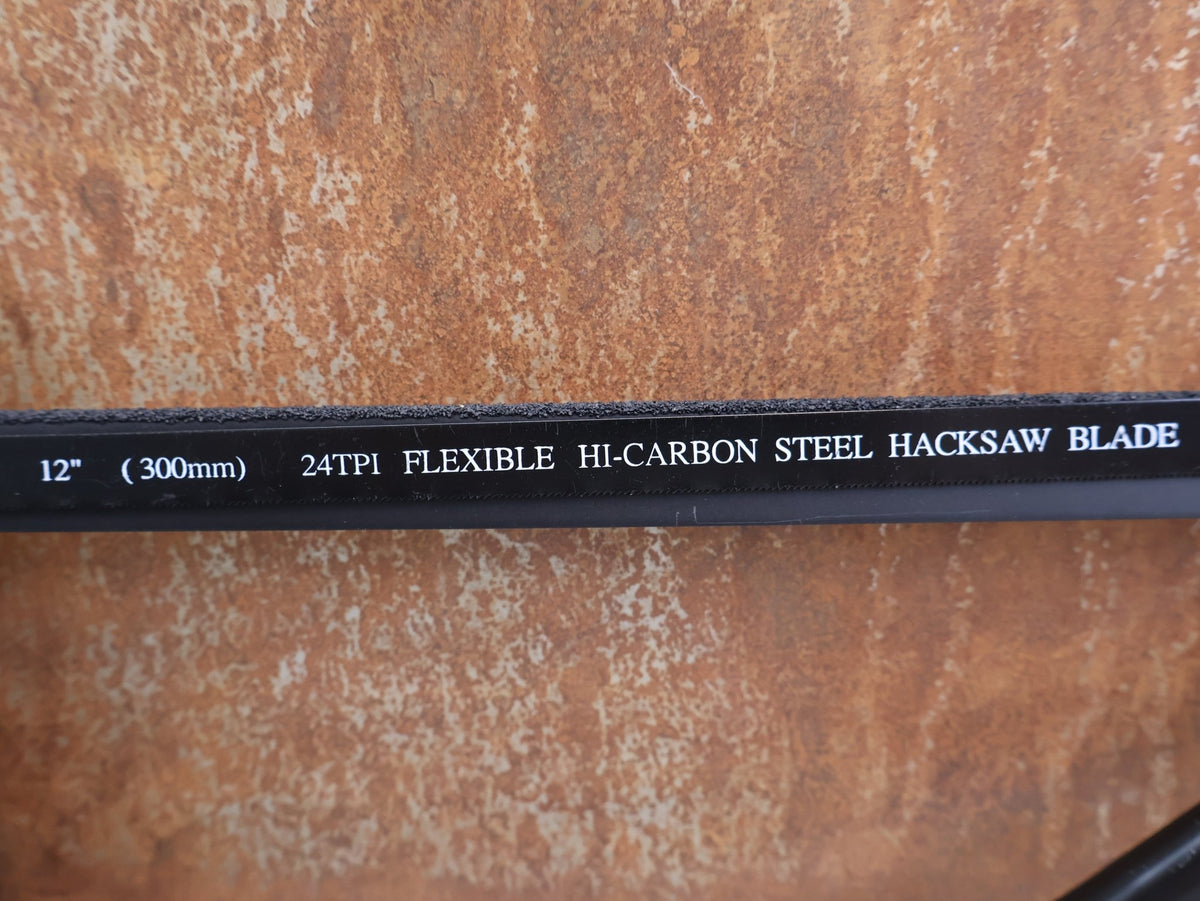 Luftpumpen & Werkzeug von Pro, PRO SÄGE FÜR CARBON ALU STAHL INKL 2 BLÄTTERN SCHWARZ 475G vor USEDBIKES-OB.DE Hintergrund