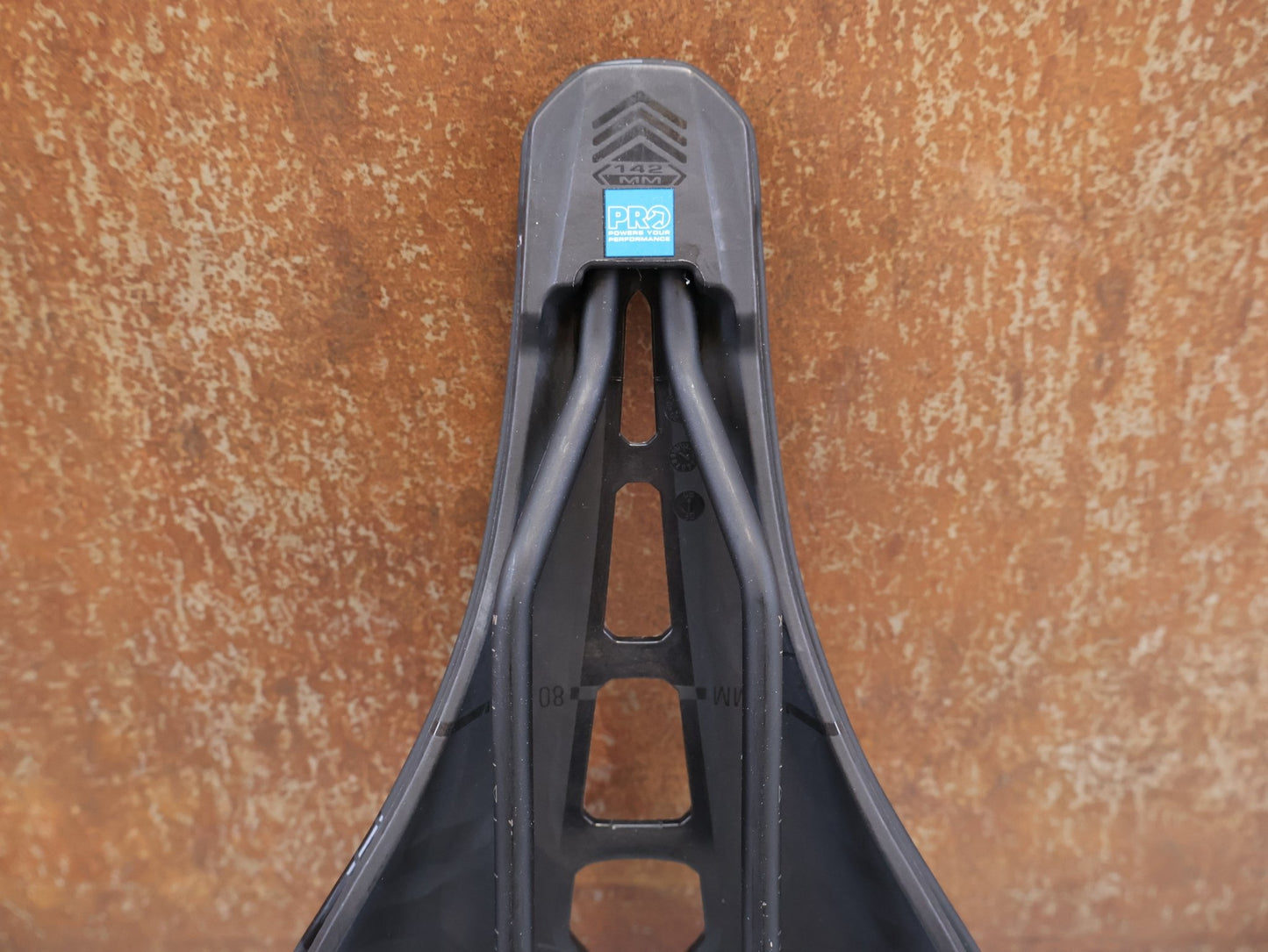 Sattel von PRO, PRO STEALTH CURVED PERFORMANCE SATTEL / 142 MM / RENNRAD vor USEDBIKES-OB.DE Hintergrund