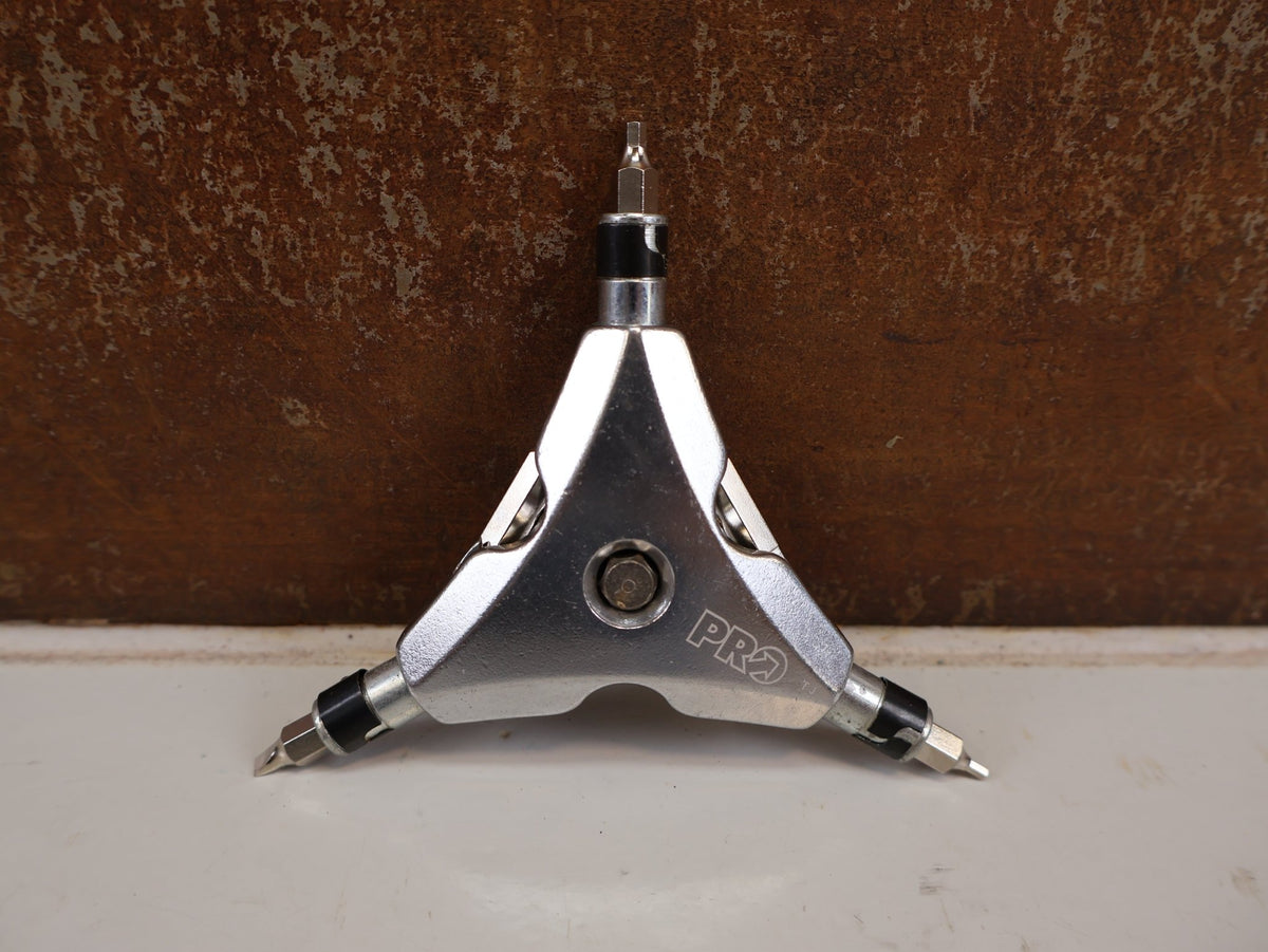 Luftpumpen & Werkzeug von Pro, PRO TEAM Y-DREIARMSCHLÜSSEL 13-IN-1 MULTITOOL INBUS TORX vor USEDBIKES-OB.DE Hintergrund