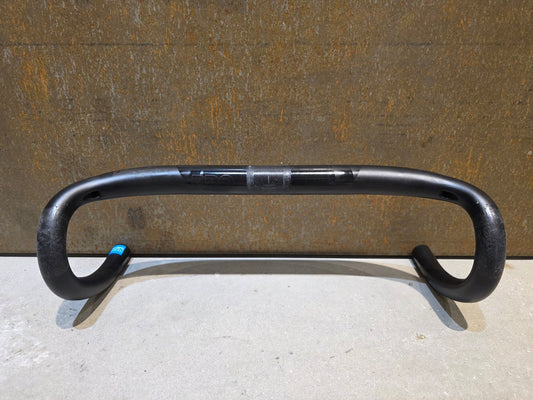 Lenker von Pro, PRO VIBE CARBON COMPACT LENKER 400MM in variant_title vor USEDBIKES - OB.DE Hintergrund