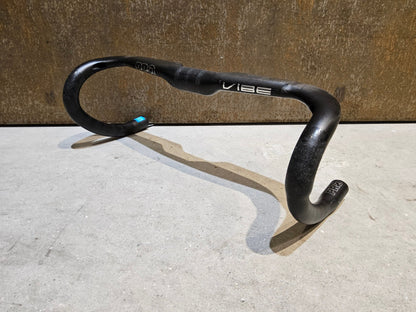 Lenker von Pro, PRO VIBE SUPERLIGHT AERO LENKER 380MM vor USEDBIKES - OB.DE Hintergrund