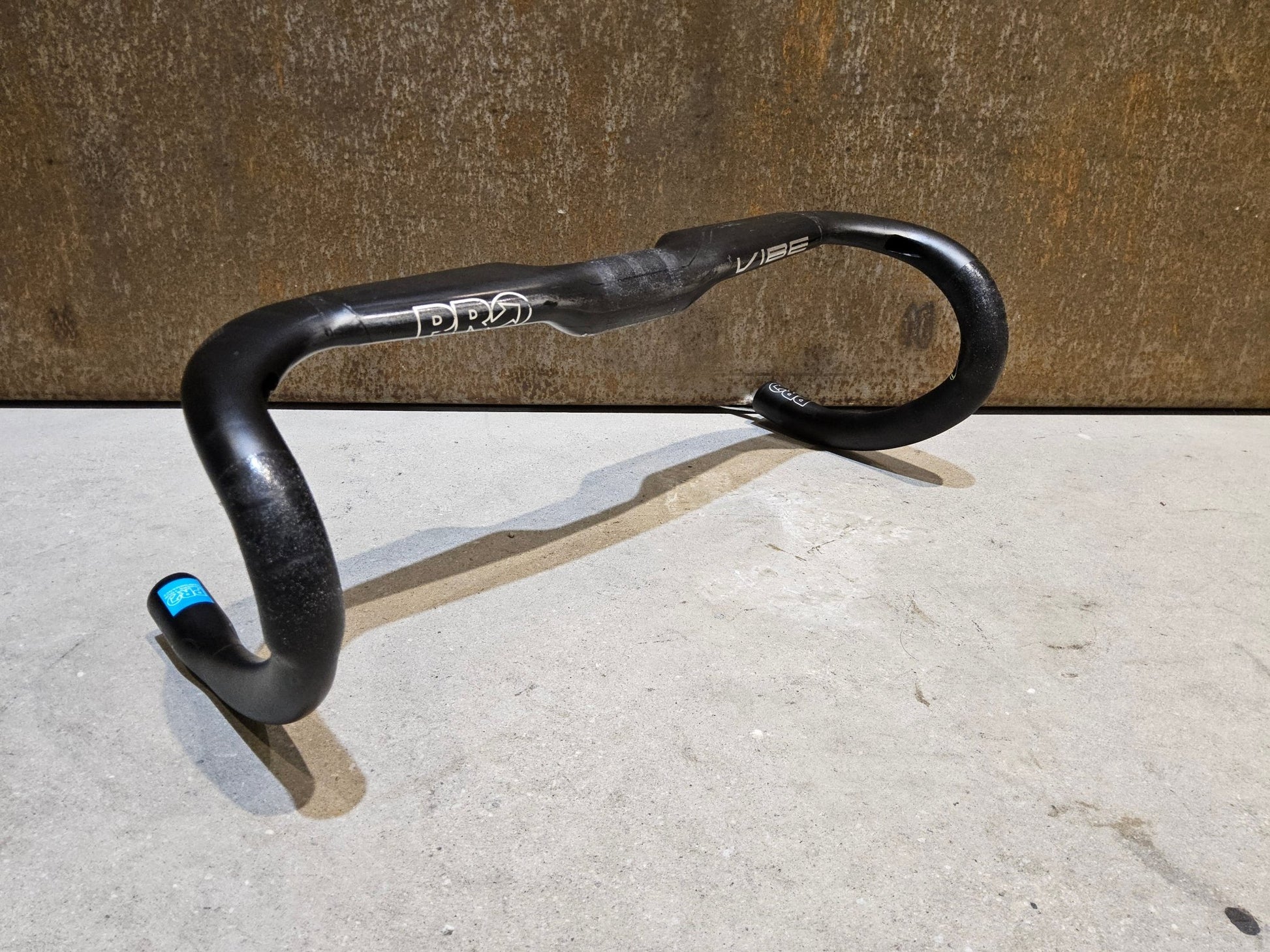 Lenker von Pro, PRO VIBE SUPERLIGHT AERO LENKER 380MM vor USEDBIKES - OB.DE Hintergrund