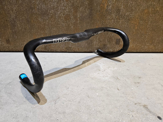 Lenker von Pro, PRO VIBE SUPERLIGHT AERO LENKER 380MM vor USEDBIKES - OB.DE Hintergrund