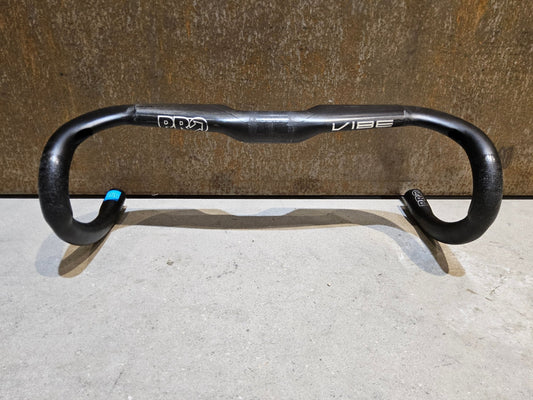 Lenker von Pro, PRO VIBE SUPERLIGHT AERO LENKER 380MM vor USEDBIKES - OB.DE Hintergrund