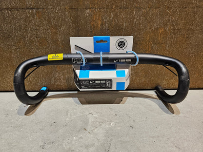 Lenker von Pro, PRO VIBE SUPERLIGHT COMPACT LENKER 400 / 420 / 440MM in variant_title vor USEDBIKES - OB.DE Hintergrund