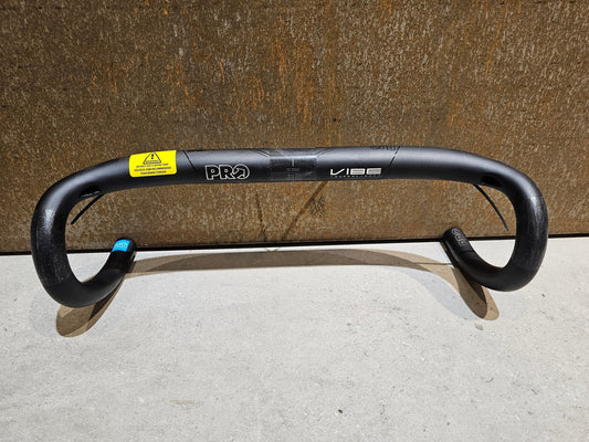 Lenker von Pro, PRO VIBE SUPERLIGHT COMPACT LENKER 400 / 420MM B - WARE in variant_title vor USEDBIKES - OB.DE Hintergrund