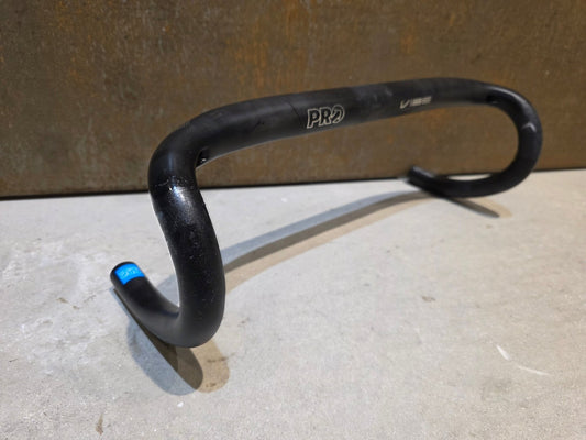 Lenker von Pro, PRO VIBE SUPERLIGHT COMPACT LENKER 400MM in variant_title vor USEDBIKES - OB.DE Hintergrund